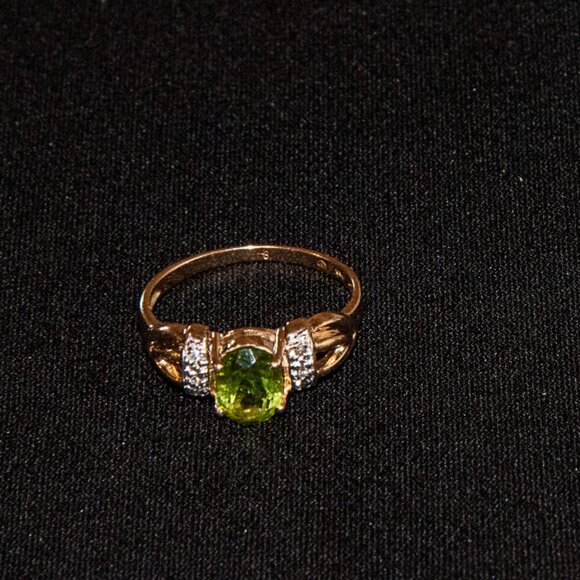 14K Solid Yellow Gold and 1 Carat Oval Peridot Ring Size 8 - Picture 1 of 4